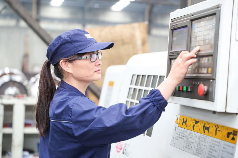  乘風(fēng)破浪的姐姐——數(shù)控機(jī)床工馮會(huì)彥側(cè)記