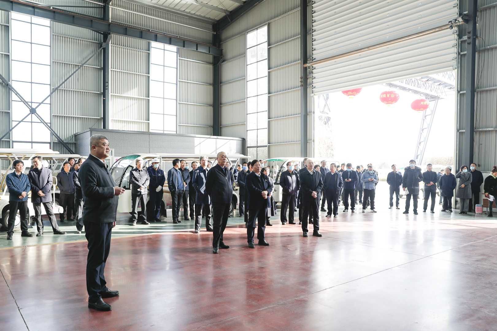 新鄉(xiāng)市長王登喜率**項目觀摩組蒞臨公司智能產(chǎn)業(yè)園調(diào)研